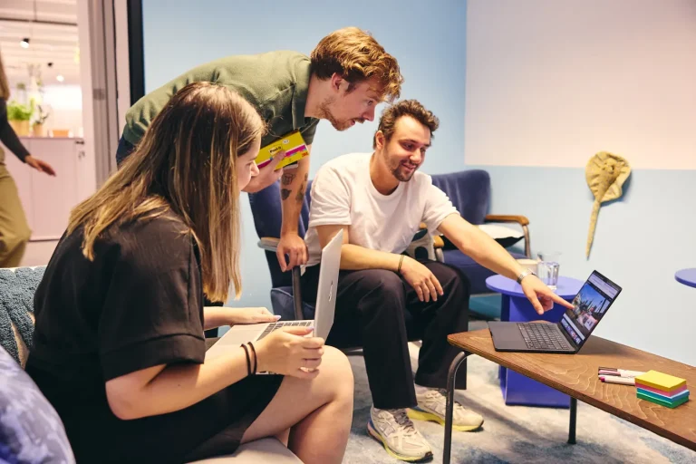 Doorstep-team bekijkt een campagne op het scherm