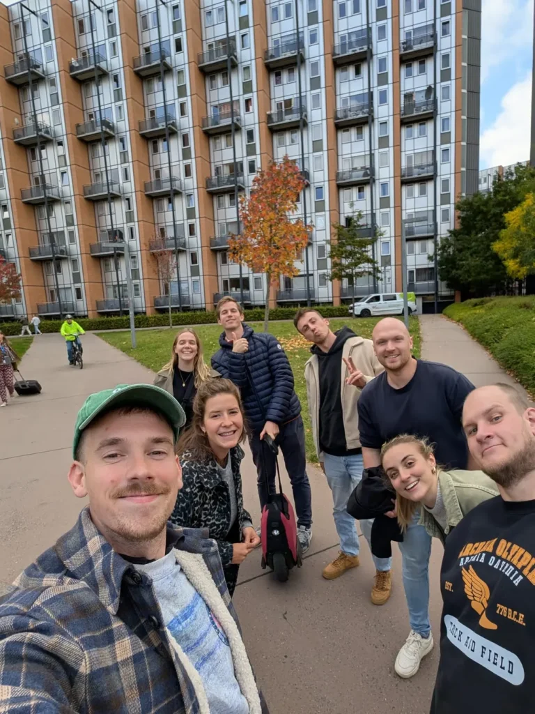 Groepsselfie van het Doorstep-team op teamuitstap